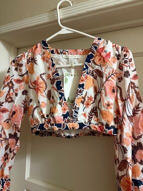 Chelsea & Violet Peach Floral V-Neck Cropped Top with Navy Trim